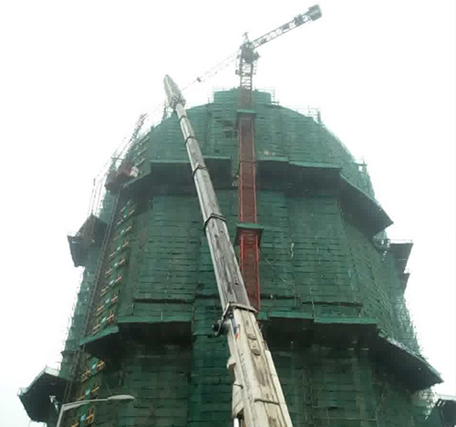 成华吊车在工地上作业